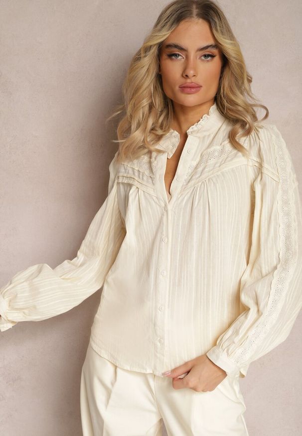 Renee - Jasnobeżowa Koszula z Bawełny z Kołnierzykiem z Falbanką i Ażurowym Zdobieniem Xanetha. Kolor: beżowy. Materiał: bawełna. Wzór: ażurowy, aplikacja