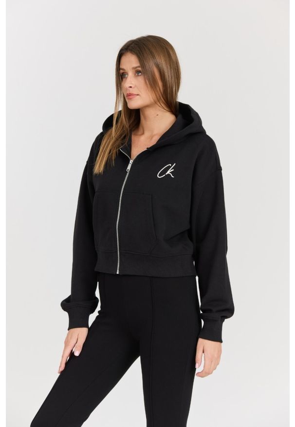 Calvin Klein - CALVIN KLEIN Czarna damska rozpinana bluza z kapturem. Okazja: na co dzień. Typ kołnierza: kaptur. Kolor: czarny. Materiał: bawełna. Długość rękawa: długi rękaw. Długość: długie. Styl: klasyczny, casual