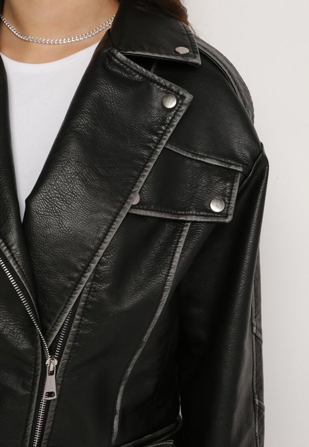 Born2be - Czarna Kurtka Ramoneska Vintage z Imitacji Skóry z Asymetrycznym Suwakiem i Patkami Kimina. Okazja: na co dzień. Kolor: czarny. Materiał: skóra. Styl: vintage