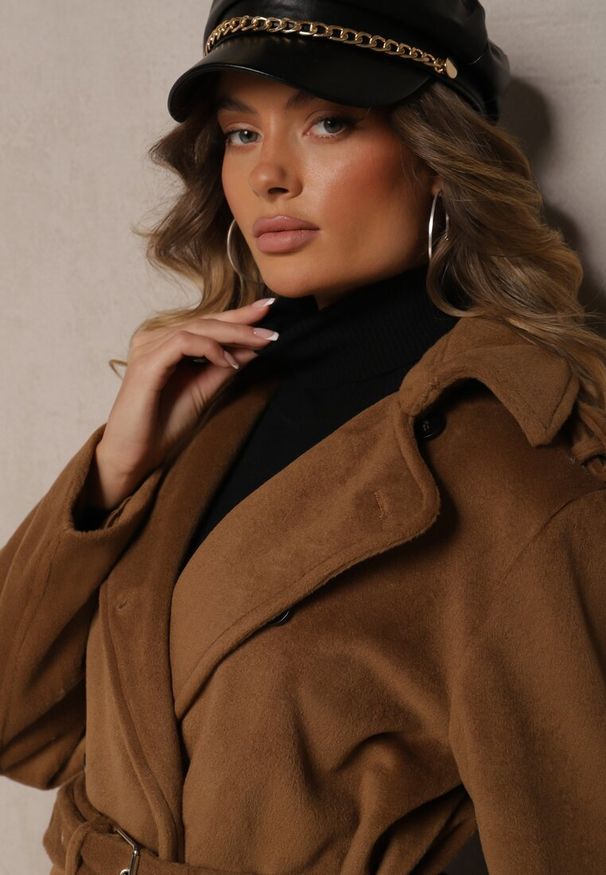 Renee - Brązowy Płaszcz Dwurzędowy o Długim Kroju Ozdobiony Paskiem Senadriel. Okazja: na co dzień, na spacer. Kolor: brązowy. Materiał: jeans. Długość: długie. Wzór: aplikacja. Sezon: jesień. Styl: wizytowy, casual, elegancki