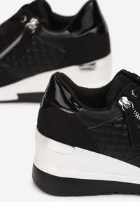 Renee - Czarne Sneakersy Thessiore. Zapięcie: zamek. Kolor: czarny. Materiał: materiał. Wzór: aplikacja. Obcas: na koturnie