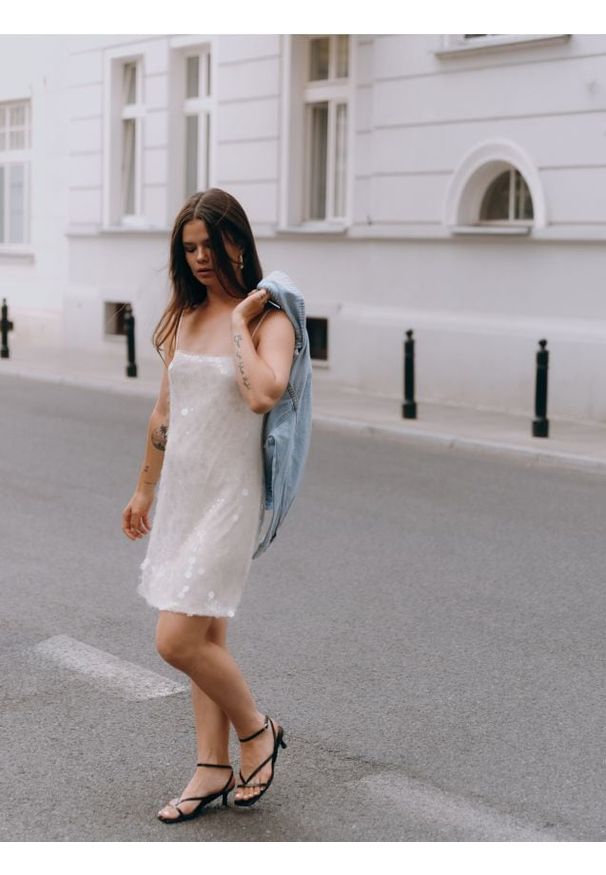 Reserved - Cekinowa sukienka mini - kremowy. Kolor: kremowy. Materiał: dzianina. Typ sukienki: proste. Długość: mini