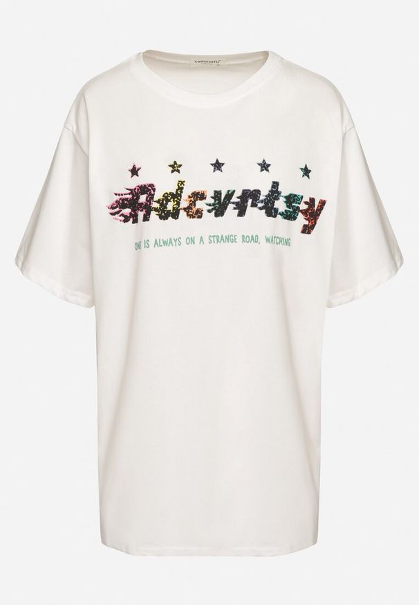 Born2be - Biały Oversizowy T-shirt z Napisem z Przodu i Gwiazdami na Plecach Ilanlith. Okazja: na co dzień. Kolor: biały. Materiał: jeans. Wzór: napisy. Sezon: wiosna. Styl: casual, klasyczny