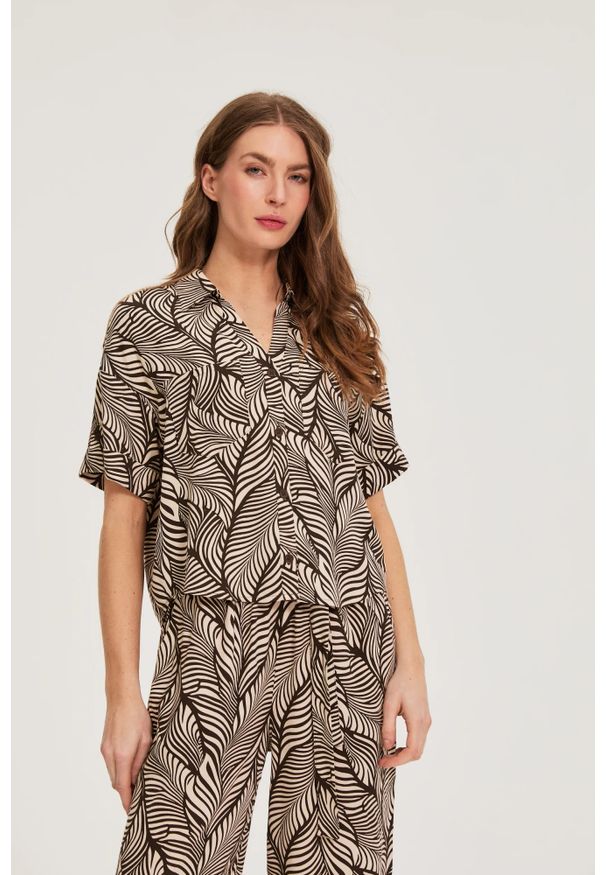 MOODO - Wiskozowa koszula brązowa. Kolor: brązowy. Materiał: wiskoza