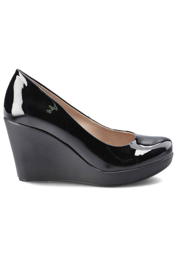 Czółenka damskie Karino, wsuwany fason cholewka z lakierowanej skóry ekologicznej gładka elegancka linia wysoki koturn lekka platforma pod palcami st. Okazja: do pracy. Zapięcie: bez zapięcia. Kolor: czarny. Materiał: skóra, skóra ekologiczna, lakier. Szerokość cholewki: normalna. Wzór: gładki. Obcas: na koturnie. Styl: elegancki