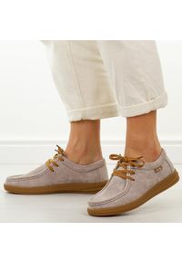 C.Beżowe tp skórzane mokasyny damskie T.Sokolski w26-214. Okazja: na spacer, na co dzień. Nosek buta: okrągły. Zapięcie: sznurówki. Kolor: beżowy. Materiał: zamsz, skóra. Szerokość cholewki: normalna. Sezon: wiosna, jesień, lato. Styl: casual, elegancki, klasyczny #1