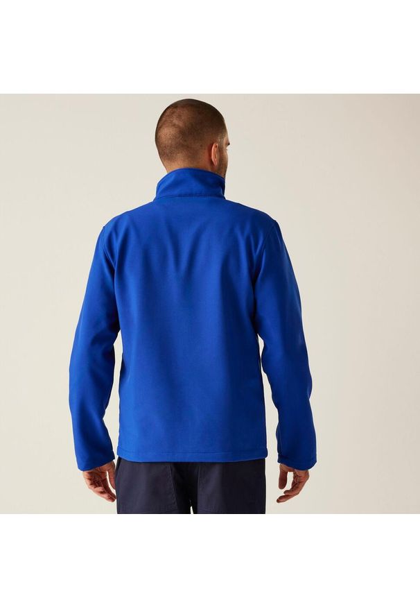 Regatta - Softshell roboczy męski Ablaze. Kolor: niebieski. Materiał: softshell. Sezon: zima, jesień. Sport: turystyka piesza