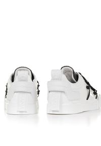 DOLCE & GABBANA - Białe sneakersy z kontrastowym logo. Kolor: biały. Materiał: guma
