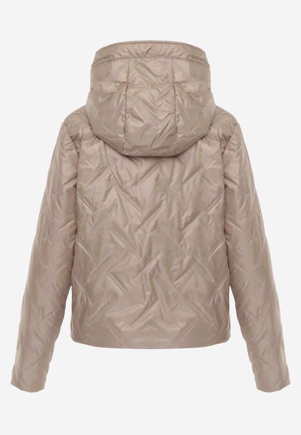 Born2be - Brązowa Kurtka Pikowana z Nieodpinanym Kapturem i Aplikacją na Rękawie Endora. Okazja: na spacer, na co dzień. Kolor: brązowy. Materiał: poliester, jeans. Wzór: aplikacja. Styl: casual, elegancki