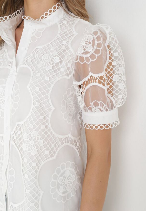 Born2be - Biała Ażurowa Koszula z Krótkim Rękawem Emiliya. Kolor: biały. Długość rękawa: krótki rękaw. Długość: krótkie. Wzór: ażurowy