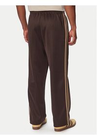 Adidas - adidas Spodnie dresowe adicolor Spacer KS7432 Brązowy ciemny Baggy Fit. Kolor: brązowy. Materiał: bawełna. Sport: turystyka piesza #5