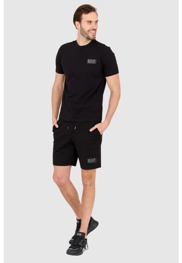 EA7 Emporio Armani - EA7 Czarny męski t-shirt z naszywką z logo. Kolor: czarny. Wzór: aplikacja