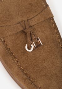 Renee - Zielone Mokasyny VICES Casualowe ze Skórzaną Wkładką i Metalowymi Ozdobami Dinsmore. Okazja: na co dzień. Nosek buta: okrągły. Kolor: beżowy. Materiał: skóra. Wzór: aplikacja. Obcas: na obcasie. Styl: casual. Wysokość obcasa: niski #4