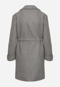 Born2be - Ciemnoszary Płaszcz o Szlafrokowym Kroju z Marszczeniem w Talii i Wiązanym Paskiem Sartissa. Okazja: na co dzień. Kolor: szary. Materiał: jeans. Długość rękawa: długi rękaw. Długość: długie. Styl: casual, elegancki, klasyczny #3