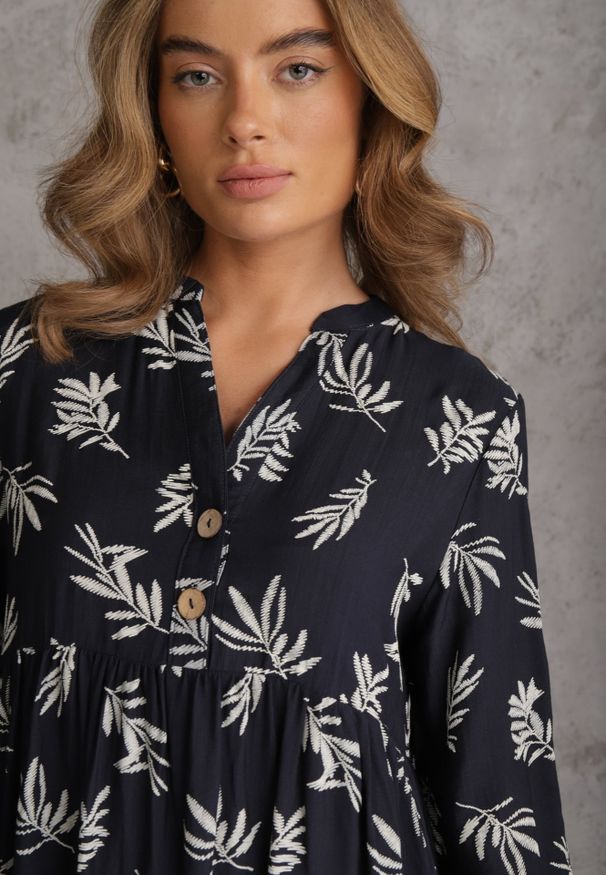 Renee - Niebieska Wiskozowa Sukienka o Rozkloszowanym Kroju z Guzikami przy Dekolcie Seave. Okazja: na co dzień. Kolor: niebieski. Materiał: wiskoza. Wzór: nadruk. Typ sukienki: rozkloszowane, oversize. Styl: boho, casual