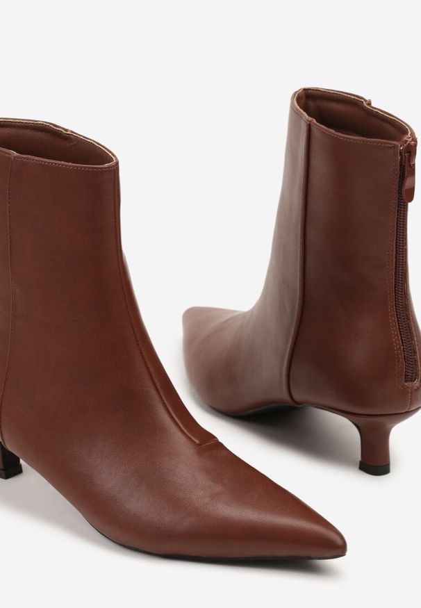 Renee - Brązowe Botki Vices na Kaczuszce Falomara. Okazja: na co dzień. Kolor: brązowy. Materiał: jeans. Obcas: na szpilce. Styl: casual. Wysokość obcasa: średni