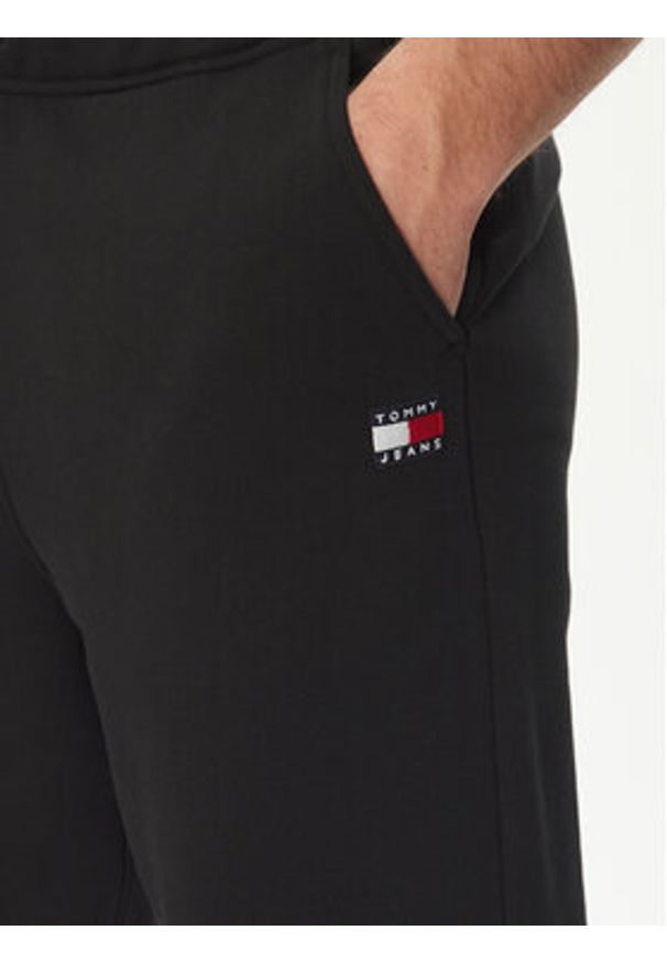 Tommy Jeans Spodnie dresowe Badge DM0DM20276 Czarny Regular Fit. Kolor: czarny. Materiał: bawełna