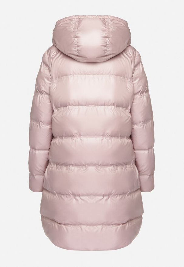 Born2be - Różowa Pikowana Kurtka o Długim Kroju z Kapturem Kieszeniami i Dwustronnym Suwakiem Sanarose. Okazja: na spacer, na co dzień. Typ kołnierza: kaptur. Kolor: różowy. Materiał: jeans, dzianina. Długość: długie. Wzór: aplikacja. Styl: elegancki, casual