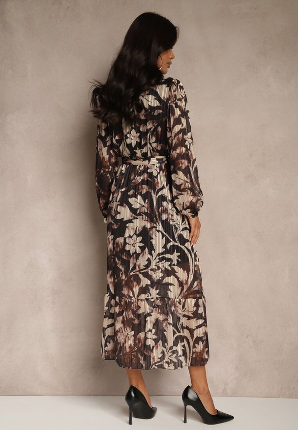 Renee - Czarna Sukienka o Rozkloszowanym Kroju z Wiązanym Paskiem i Metaliczną Nicią Nalimirae. Okazja: na co dzień. Typ kołnierza: dekolt w kształcie V. Kolor: czarny. Materiał: elastan, wiskoza, skóra. Styl: casual