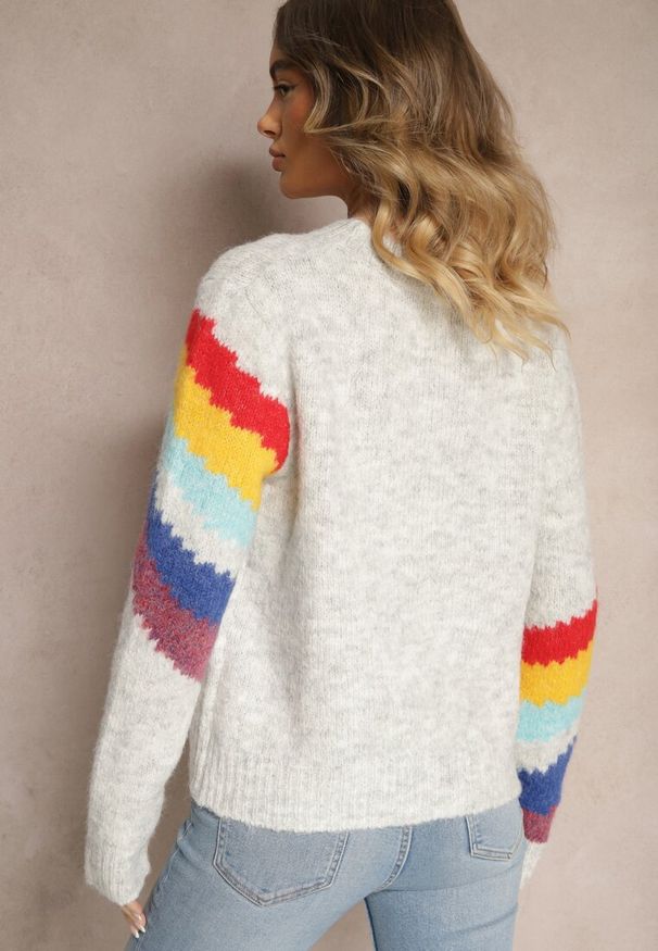 Renee - Jasnoszary Sweter Ozdobiony Ukośnymi Paskami Zenstina. Okazja: na co dzień. Kolor: szary. Materiał: jeans. Wzór: aplikacja. Styl: casual