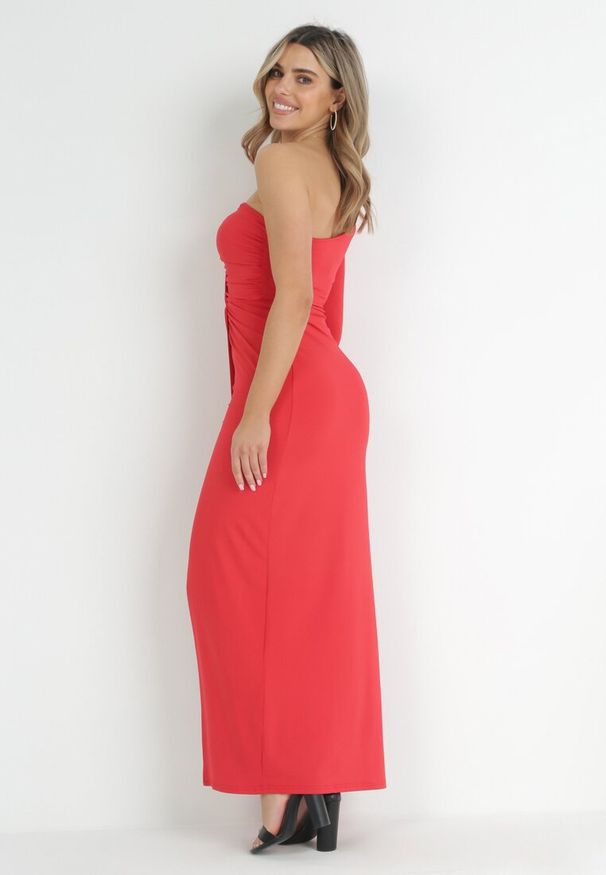 Born2be - Czerwona Kopertowa Sukienka Maxi na Jedno Ramię z Marszczeniami Analaura. Okazja: na imprezę. Kolor: czerwony. Materiał: wiskoza. Typ sukienki: kopertowe. Styl: elegancki. Długość: maxi