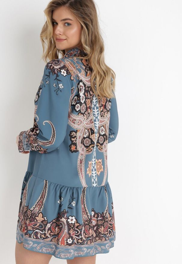 Born2be - Niebieska Sukienka Menyris. Okazja: na co dzień, do pracy, na randkę. Typ kołnierza: kołnierzyk stójkowy. Kolor: niebieski. Wzór: aplikacja. Typ sukienki: koszulowe. Styl: elegancki, klasyczny, casual