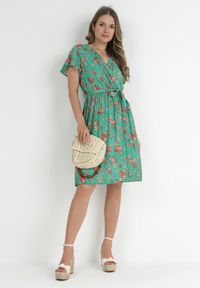 Born2be - Zielona Sukienka Midi z Wiskozy z Gumką w Talii i Krótkim Rękawem Jodys. Kolor: zielony. Materiał: wiskoza. Długość rękawa: krótki rękaw. Długość: midi #2