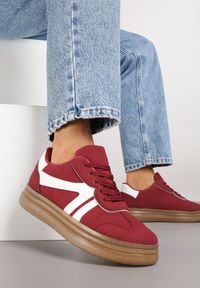 Renee - Bordowe Sneakersy Tenisówki Ozdobione Geometrycznym Wzorem Shie. Okazja: na co dzień. Kolor: czerwony. Materiał: jeans. Wzór: aplikacja, geometria