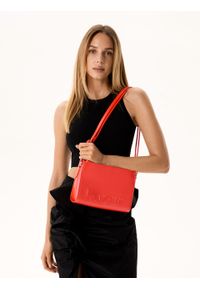 Kazar - Czerwona skórzana torebka z tłoczonym logotypem. Kolor: czerwony. Wzór: gładki, aplikacja. Materiał: skórzane #3