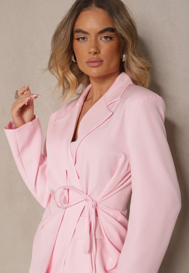 Renee - Różowa Marynarka Ozdobiona Wiązaniem z Boku Lunorisa. Okazja: na co dzień. Kolor: różowy. Wzór: aplikacja. Styl: casual, elegancki