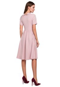 Sukienki.shop - Elegancka rozkloszowana sukienka z wywiniętą stójką różowa. Okazja: do pracy. Typ kołnierza: kołnierzyk stójkowy. Kolor: czerwony, różowy. Styl: elegancki