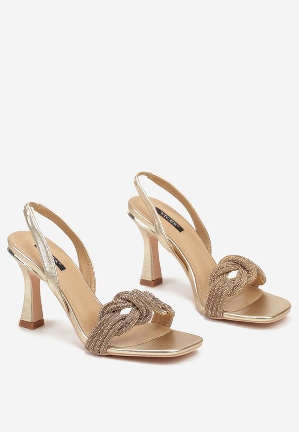 Born2be - Złote Eleganckie Sandały na Szpilce Ozdobione Cyrkoniami Sinilara. Zapięcie: bez zapięcia. Kolor: złoty. Materiał: jeans. Wzór: aplikacja. Sezon: lato. Obcas: na szpilce. Styl: elegancki