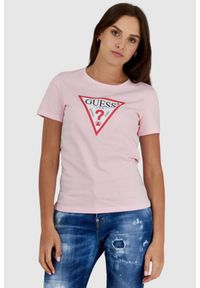 Guess - GUESS Różowy t-shirt damski z trójkątnym logo. Kolor: różowy. Wzór: nadruk