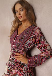 Renee - Fuksjowa Sukienka z Gumką w Talii w Etno Wzór Kapha. Okazja: na co dzień. Typ kołnierza: dekolt w serek. Kolor: różowy. Materiał: materiał, skóra. Typ sukienki: proste. Styl: etno #5
