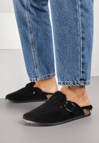 Renee - Czarne Kapcie Typu Chodaki na Podeszwie z Korka Ozdobione Klamrą Alanelle. Okazja: na co dzień. Zapięcie: klamry. Kolor: czarny. Materiał: jeans. Wzór: aplikacja. Styl: casual #5