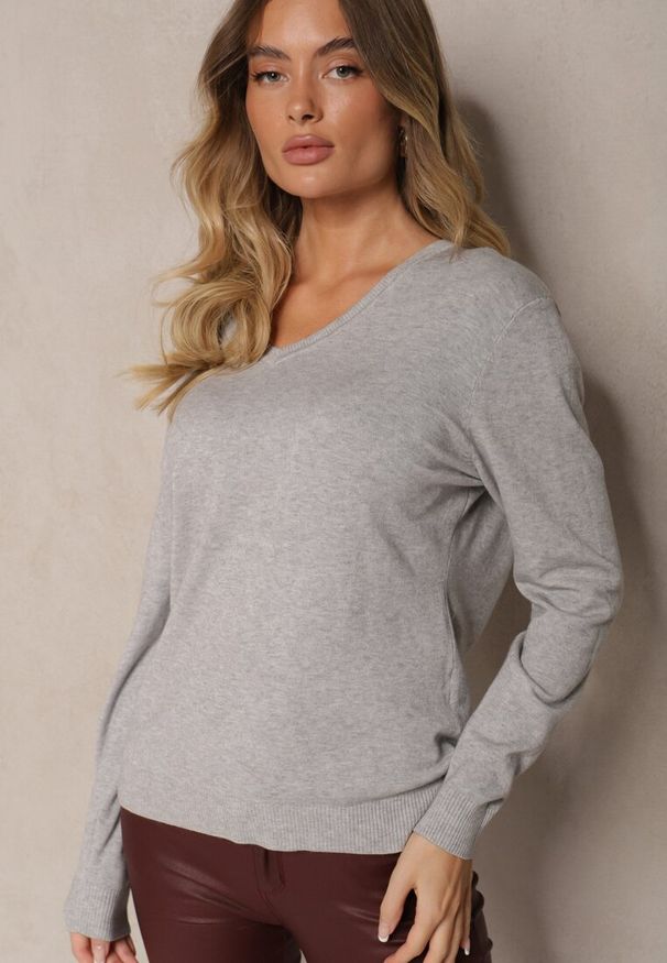 Renee - Szary Casualowy Sweter z Wiskozą Bawełną i Trójkątnym Dekoltem Miaressa. Okazja: na co dzień. Typ kołnierza: dekolt w kształcie V. Kolekcja: plus size. Kolor: szary. Materiał: bawełna, wiskoza. Styl: casual