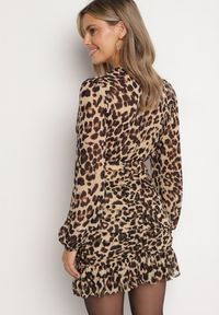 Born2be - Ciemnobeżowa Panterkowa Sukienka z Dekoltem w Serek Zdobiona Drapowaniem i Falbankami Melobria. Okazja: na co dzień. Typ kołnierza: dekolt w serek, kołnierz z falbankami. Kolor: beżowy. Wzór: aplikacja. Typ sukienki: dopasowane. Styl: klasyczny, casual, elegancki #5