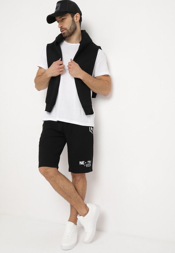 Born2be - Czarne Szorty Sportowe z Ozdobnymi Wstawkami i Gumką w Pasie Strila. Kolor: czarny. Styl: sportowy