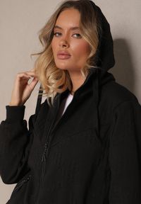 Renee - Czarny Komplet Dresowy Zdobiony Tłoczeniem Bluza z Kapturem i Joggery Tuseira. Kolor: czarny. Materiał: dresówka. Wzór: aplikacja #2