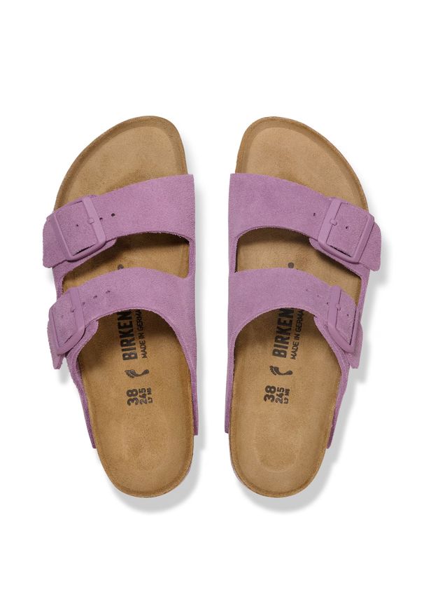 Birkenstock Arizona Suede Leather Klapki damskie. Okazja: na co dzień. Kolor: różowy. Materiał: zamsz, skóra. Wzór: paski. Styl: klasyczny, casual, wakacyjny, elegancki