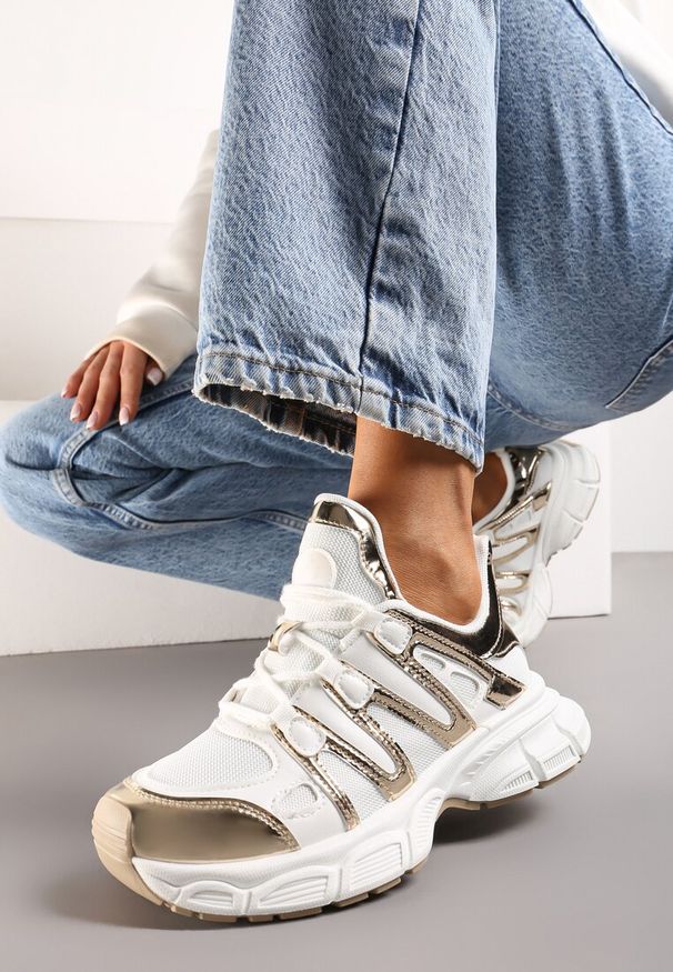 Born2be - Złote Sneakersy z Ozdobnymi Wstawkami i Tłoczoną Podeszwą Adlenavia. Kolor: złoty