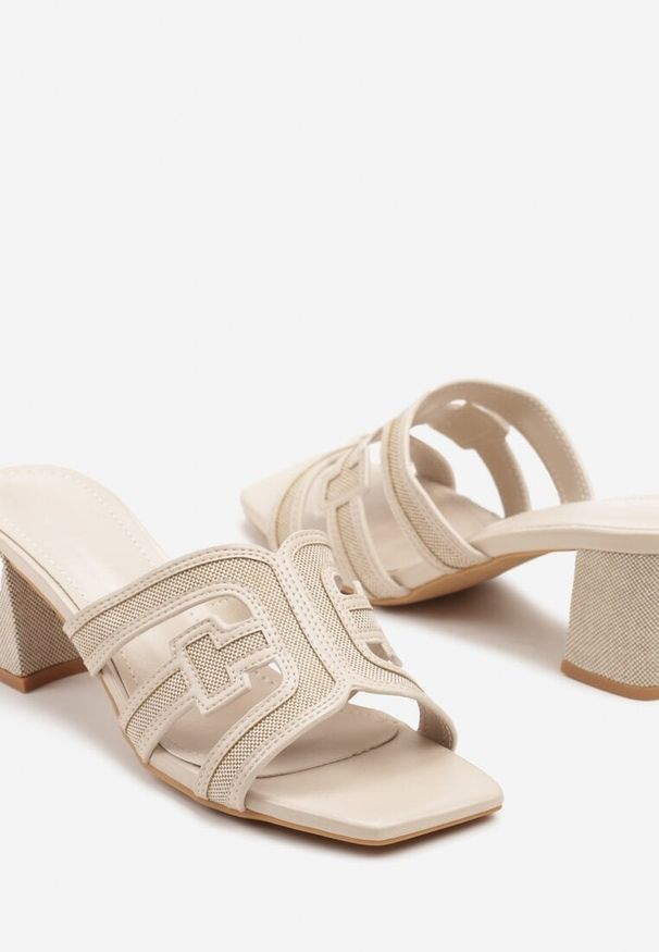 Renee - Beżowe Klapki na Słupkowym Obcasie z Paskiem z Geometrycznymi Wycięciami Amilena. Okazja: na co dzień, na imprezę, na spacer. Kolor: beżowy. Materiał: jeans. Wzór: geometria. Obcas: na obcasie. Styl: casual, wizytowy. Wysokość obcasa: średni