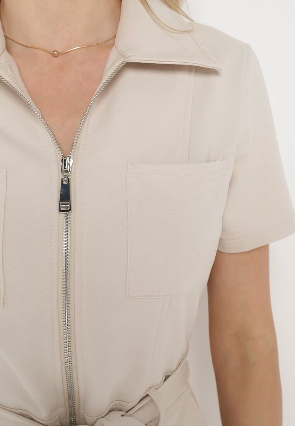 Born2be - Jasnobeżowy Bawełniany Kombinezon z Prostymi Nogawkami z Zamkiem i Paskiem w Talii Olroura. Kolekcja: dla wysokich. Kolor: beżowy. Materiał: bawełna. Długość rękawa: krótki rękaw. Długość: krótkie