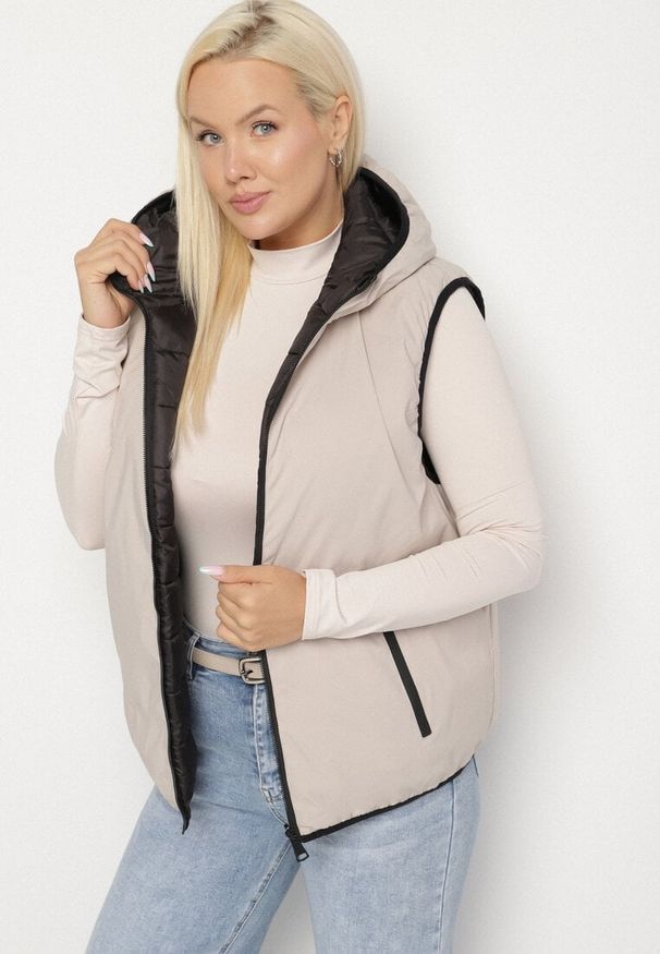 Born2be - Jasnobeżowa Dwustronna Kamizelka z Kapturem Zdobiona Pikowanymi Przeszyciami Tuliona. Okazja: na spacer. Typ kołnierza: kaptur. Kolekcja: plus size. Kolor: beżowy. Materiał: jeans. Wzór: aplikacja. Styl: elegancki