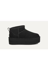 Ugg - Buty zimowe damskie czarne UGG W CLASSIC ULTRA MINI PLATFORM. Okazja: na co dzień. Kolor: czarny. Materiał: lyocell, poliester, skóra, materiał, zamsz, wełna. Szerokość cholewki: normalna. Wzór: aplikacja. Sezon: zima. Obcas: na platformie. Styl: klasyczny, casual