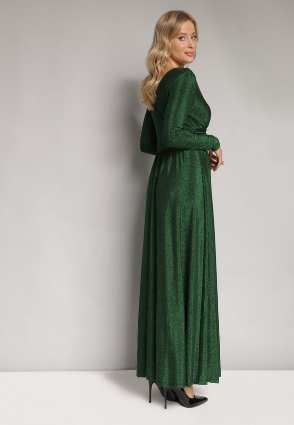 Born2be - Zielona Rozkloszowana Błyszcząca Sukienka Maxi z Głębokim Dekoltem i Marszczeniem w Talii Nizetta. Kolor: zielony. Materiał: materiał. Długość rękawa: długi rękaw. Typ sukienki: proste. Długość: maxi
