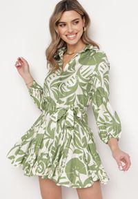 Born2be - Zielona Rozkloszowana Sukienka Mini z Paskiem Zdobiona Abstrakcyjnym Wzorem Frelia. Kolor: zielony. Materiał: materiał. Wzór: aplikacja. Typ sukienki: koszulowe. Długość: mini