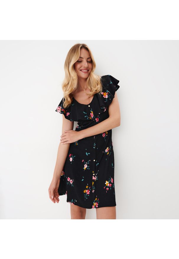 Mohito - Sukienka mini w kwiaty - Czarny. Kolor: czarny. Wzór: kwiaty. Długość: mini