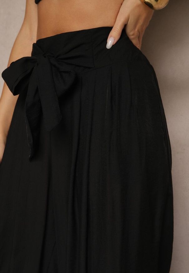 Renee - Czarne Wiskozowe Spodnie High Waist o Szerokim Kroju Aranisa. Okazja: na co dzień. Stan: podwyższony. Kolor: czarny. Materiał: wiskoza. Wzór: aplikacja. Styl: elegancki, casual