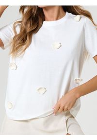 Sinsay - Bawełniana koszulka z kwiatami 3D - kremowy. Kolor: kremowy. Materiał: bawełna. Wzór: kwiaty #1